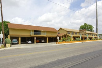 Santa Fe Apartments in San Antonio, TX - Foto de edificio - Building Photo