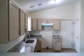 4721 Waterfront Oak Dr in Memphis, TN - Foto de edificio - Building Photo