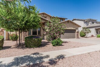 1242 E Strawberry Dr in Gilbert, AZ - Foto de edificio - Building Photo