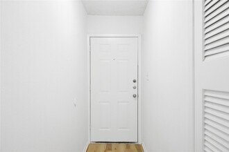 2707 Windswept Cove, Unit 201 in Austin, TX - Foto de edificio - Building Photo