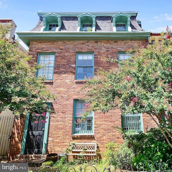 243 10th St SE, Unit 4 in Washington, DC - Building Photo