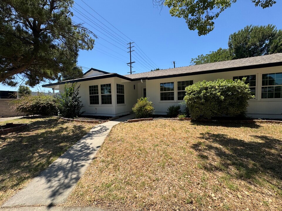 9501 Laramie Ave in Los Angeles, CA - Building Photo