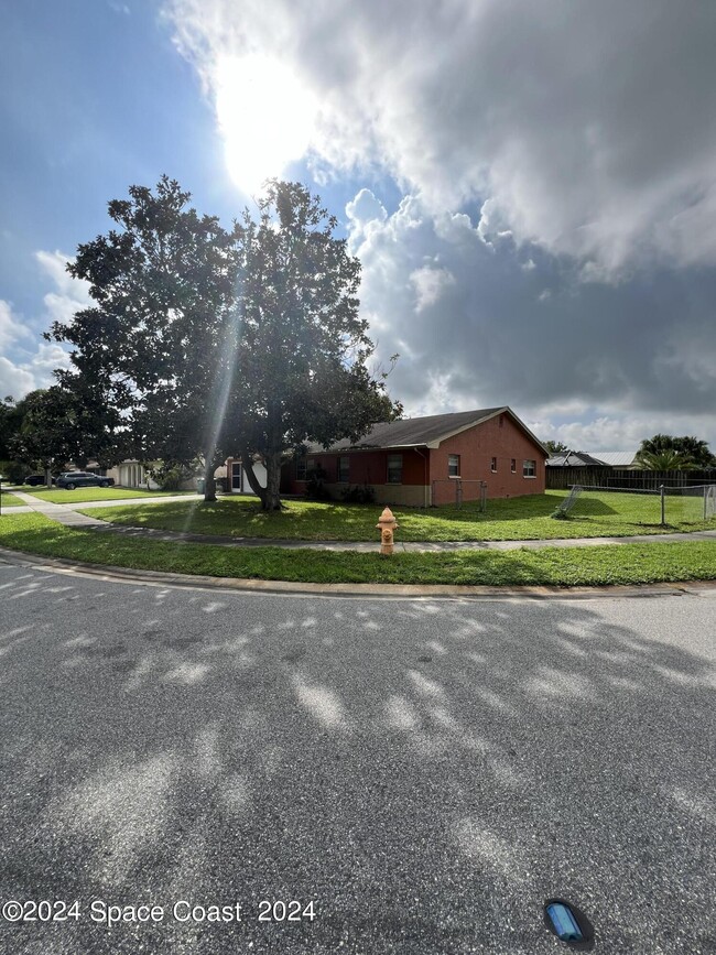 641 Auburn Ave in Melbourne, FL - Foto de edificio - Building Photo