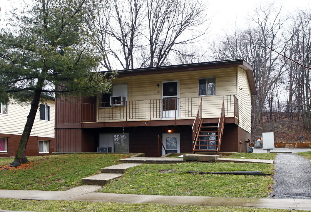 Newton Woods in Akron, OH - Foto de edificio