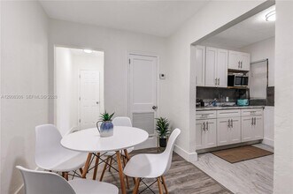 327 NE 55th St in Miami, FL - Building Photo - Building Photo