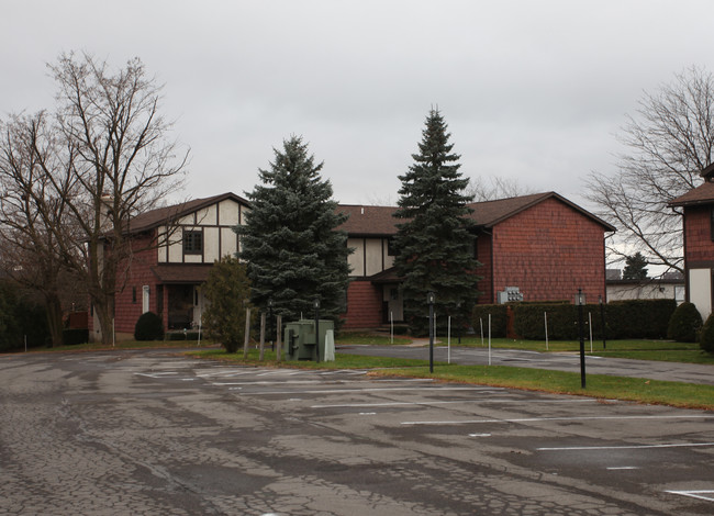 Burrstone Lane Apartments in New Hartford, NY - Building Photo - Building Photo