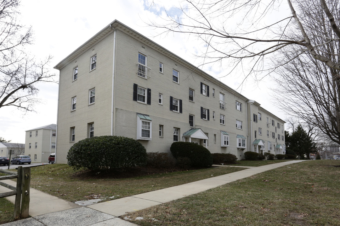 6235 Wilson Blvd in Falls Church, VA - Foto de edificio