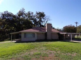 151 Riverside Dr in Kingsland, TX - Building Photo