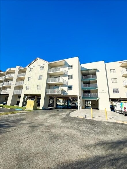 8260 SW 210th St, Unit 301 in Cutler Bay, FL - Foto de edificio - Building Photo