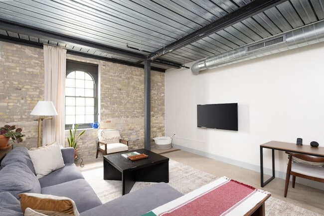 1009 W Juneau Ave in Milwaukee, WI - Foto de edificio - Building Photo