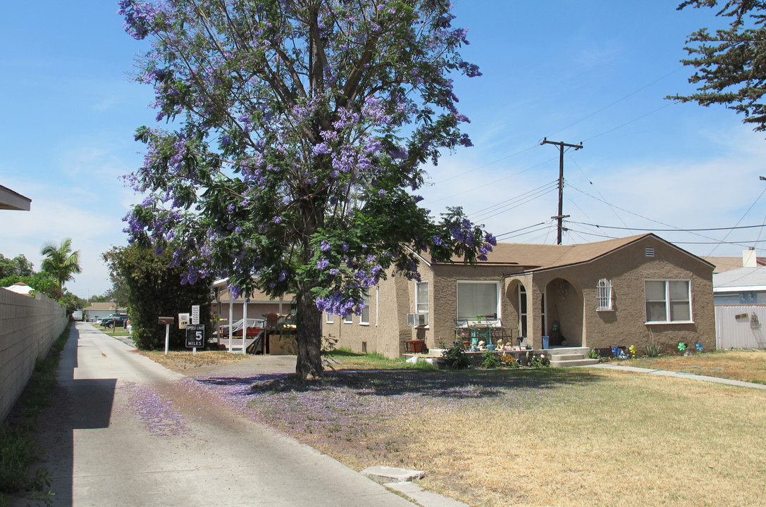 7824 Burns Ave in Downey, CA - Foto de edificio