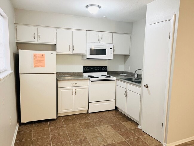 Pied Piper Apartments (Studio/1 Bath) in Baton Rouge, LA - Building Photo - Building Photo