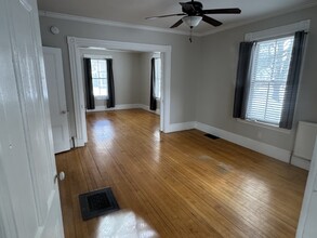 34 Elm St, Unit First Floor Apartment in Bangor, ME - Foto de edificio - Building Photo