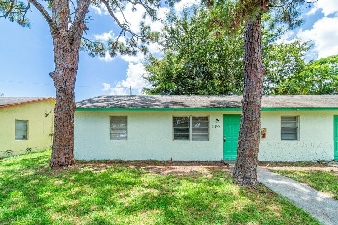 4815 Gulfstream Rd in Lake Worth Beach, FL - Building Photo