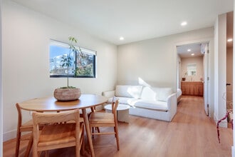 6900 Willoughby Ave, Unit 6902 in Los Angeles, CA - Foto de edificio - Building Photo