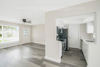 2925 NW 69th Ave in Sunrise, FL - Foto de edificio - Building Photo