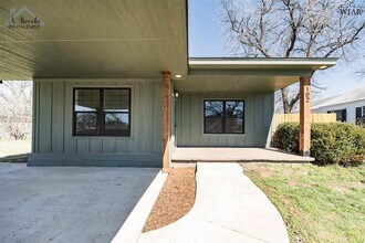102 W Magnolia Ave in Iowa Park, TX - Building Photo - Building Photo