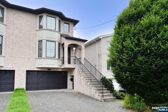 247 Hoym St in Fort Lee, NJ - Building Photo - Building Photo