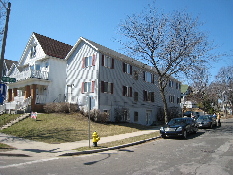 3377 N Oakland Ave in Milwaukee, WI - Foto de edificio