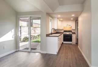 1719 SE Giles St in Roseburg, OR - Building Photo - Building Photo