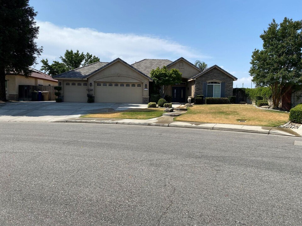 11119 Chimney Rock Dr in Bakersfield, CA - Building Photo