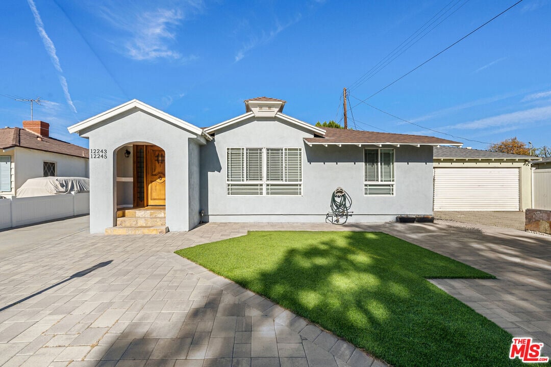 12243 Collins St in Los Angeles, CA - Building Photo