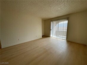 5220 Mission Carmel Ln, Unit 105 in Las Vegas, NV - Foto de edificio - Building Photo