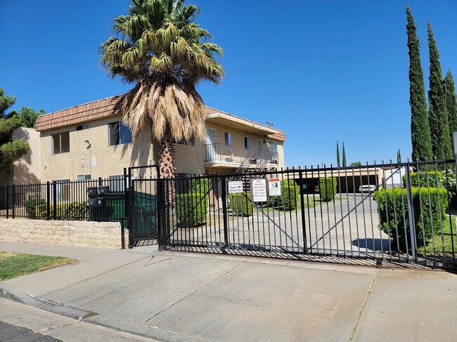 38734 Larkin Ave, Unit 2 in Palmdale, CA - Foto de edificio - Building Photo