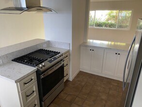 210 S Helberta Ave in Redondo Beach, CA - Foto de edificio - Building Photo