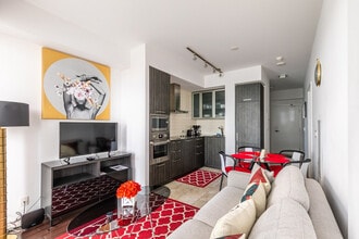 127 Bremner Blvd in Toronto, ON - Building Photo - Building Photo