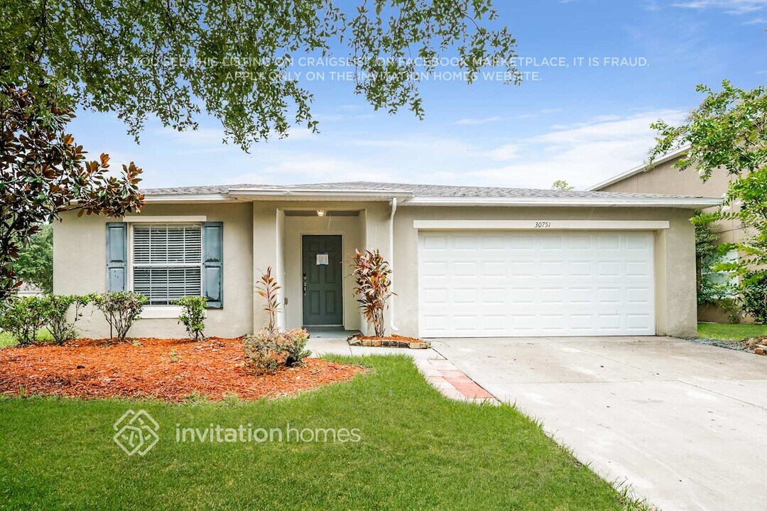 30751 Sonnet Glen Dr in Wesley Chapel, FL - Foto de edificio