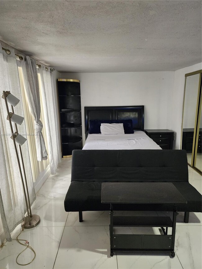 486 W Evanston Cir in Fort Lauderdale, FL - Building Photo - Building Photo