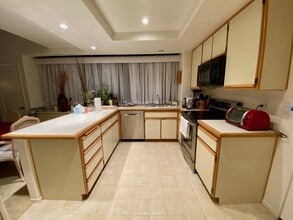 124 Alicante Aisle in Irvine, CA - Foto de edificio - Building Photo