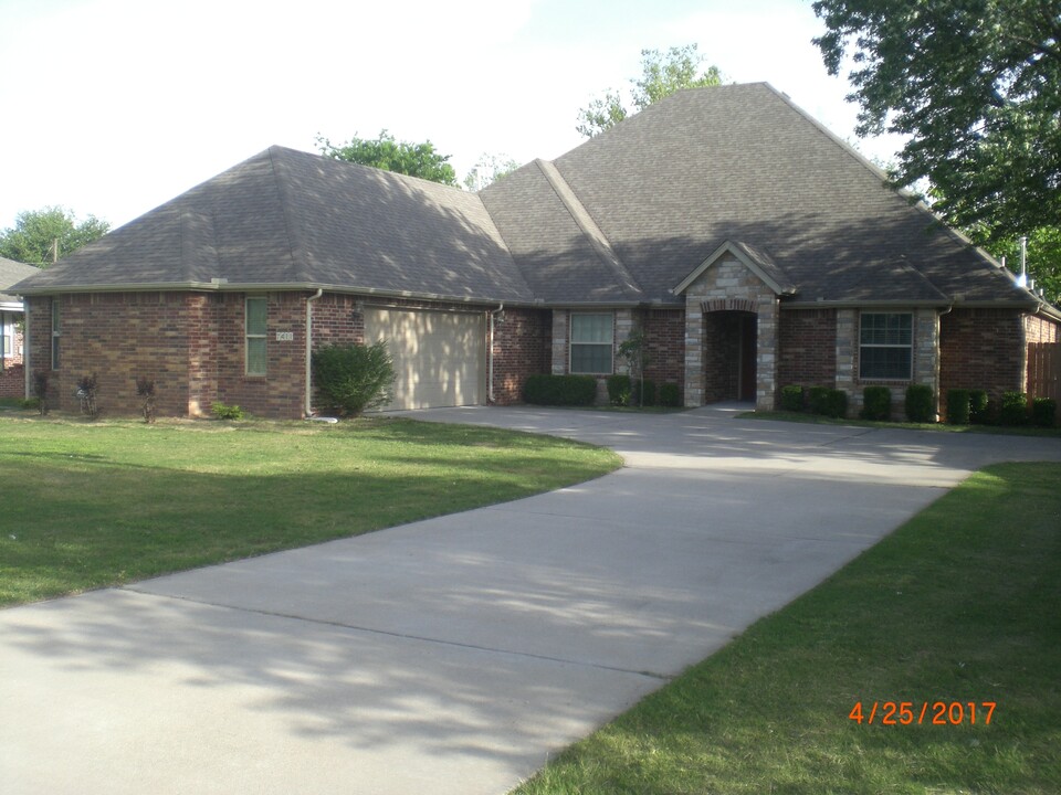 7411 East 131st St S in Bixby, OK - Building Photo