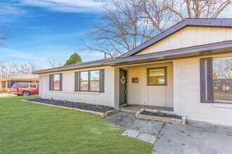 714 Pleasant Valley Rd in Garland, TX - Building Photo - Building Photo