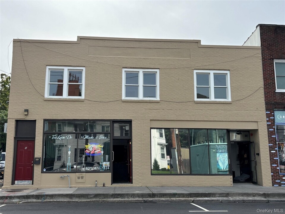 8 E Carver St in Huntington, NY - Foto de edificio