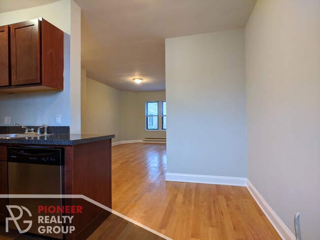 3732 N Pine Grove Ave, Unit 3724-1N in Chicago, IL - Building Photo - Building Photo