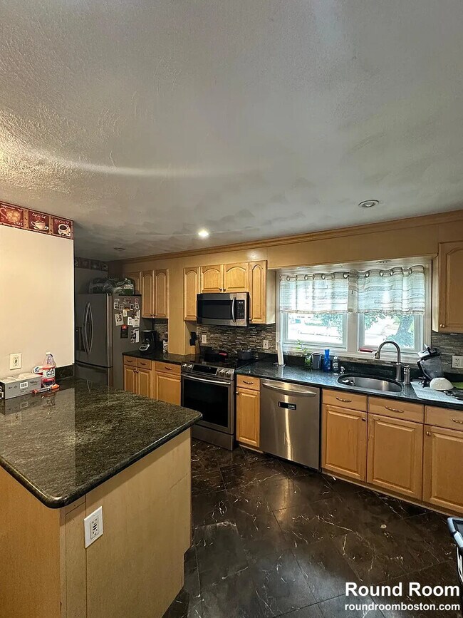 73 Almont St, Unit 2 in Medford, MA - Building Photo - Building Photo