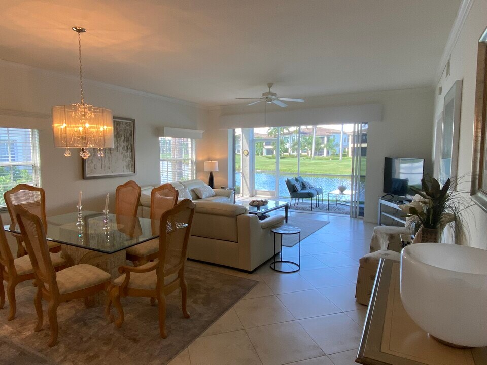 3576 Windjammer Cir, Unit Naples Bay Golf Community in Naples, FL - Foto de edificio