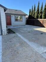 146 E Romie Ln in Salinas, CA - Building Photo