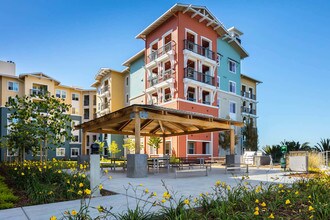 Blu Harbor by Windsor in Redwood City, CA - Foto de edificio - Building Photo