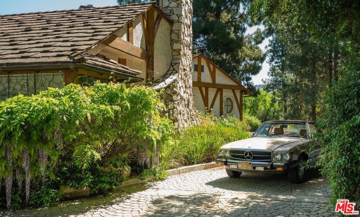 12003 Briarvale Ln in Los Angeles, CA - Foto de edificio