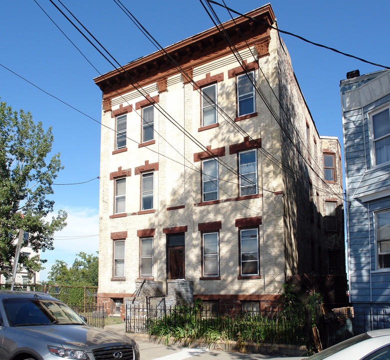 140 OGDEN Ave in Jersey City, NJ - Building Photo