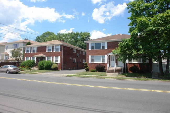 1021 E Elizabeth Ave in Linden, NJ - Foto de edificio - Building Photo