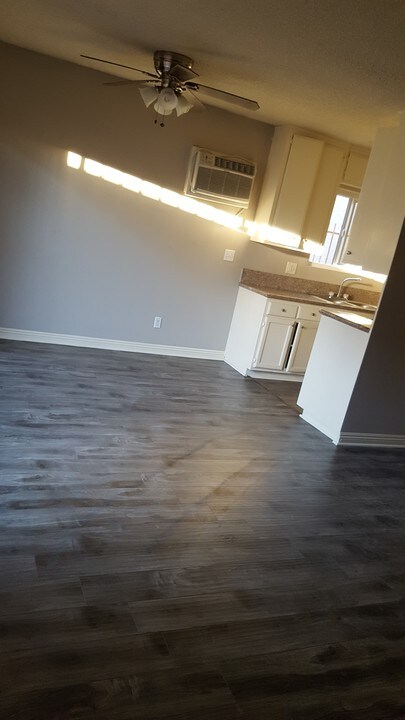 225 S Mariposa Ave in Los Angeles, CA - Building Photo