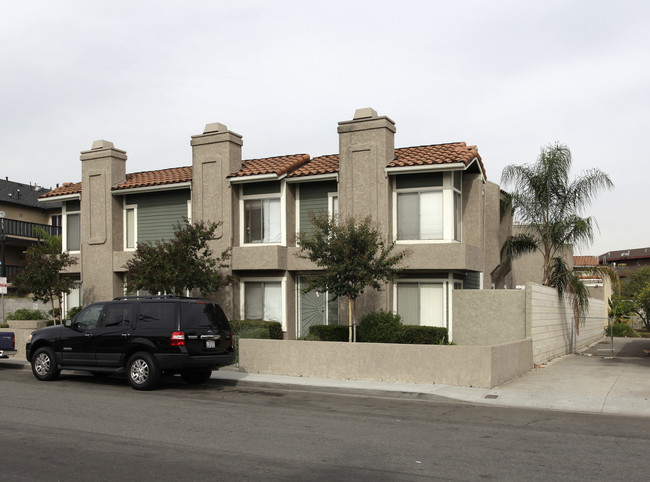 217 W Mountain View Ave in La Habra, CA - Foto de edificio - Building Photo