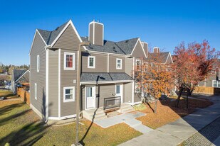 18 Lincoln Way SW in Calgary, AB - Building Photo