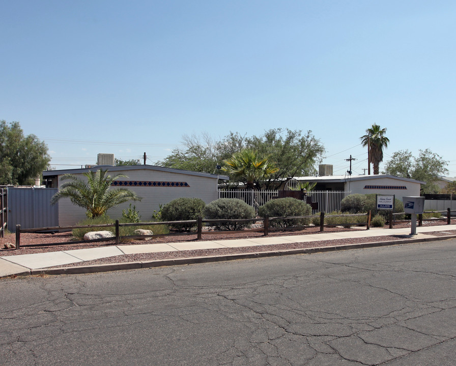 Adams Court Apartments in Tucson, AZ - Building Photo