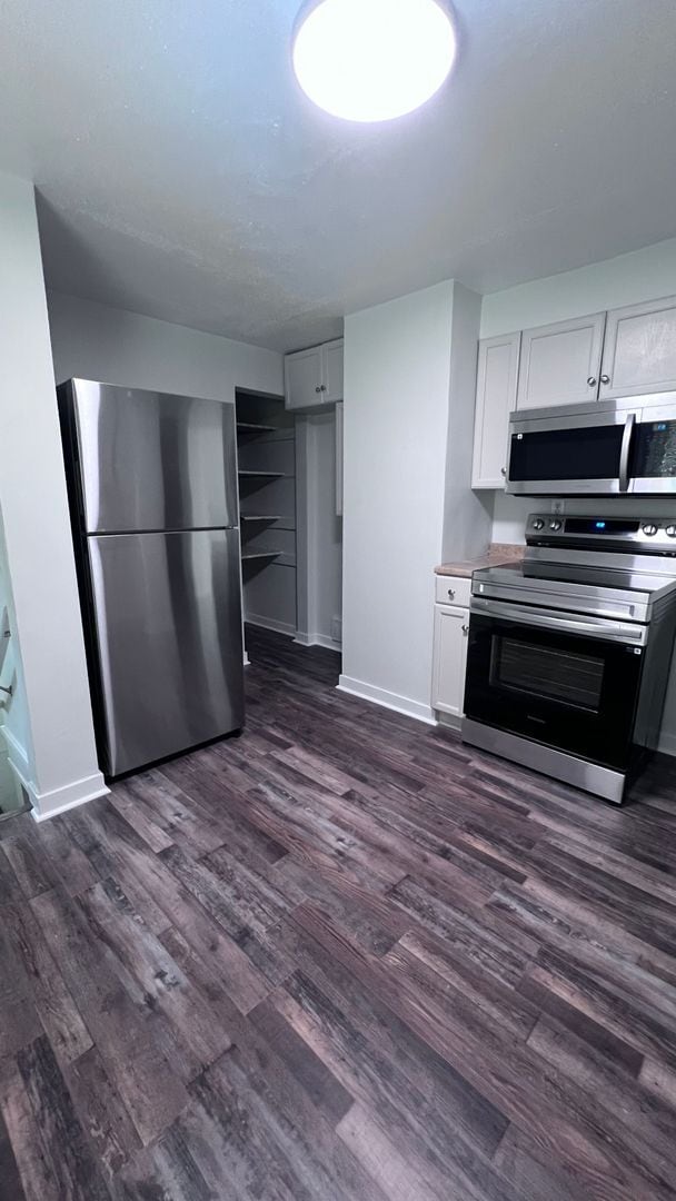 property at 2411 W Queen Ave