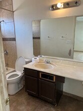 6534 N 71st Ave in Glendale, AZ - Foto de edificio - Building Photo